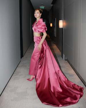 【フォト】BLACKPINKリサ、魅惑的＆ラブリーなピンクのドレス姿