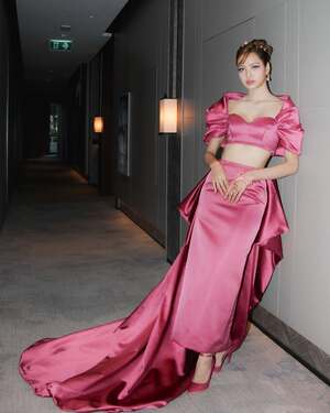 【フォト】BLACKPINKリサ、魅惑的＆ラブリーなピンクのドレス姿