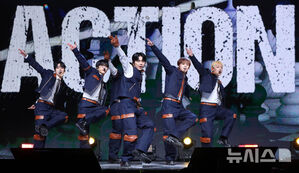 【フォト】リード曲「The Stranger」のステージを繰り広げるONF