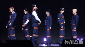 【フォト】リード曲「The Stranger」のステージを繰り広げるONF