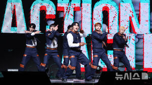 【フォト】リード曲「The Stranger」のステージを繰り広げるONF