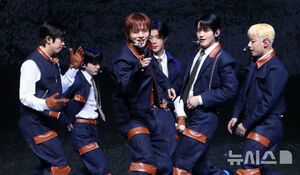 【フォト】リード曲「The Stranger」のステージを繰り広げるONF