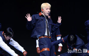 【フォト】リード曲「The Stranger」のステージを繰り広げるONF