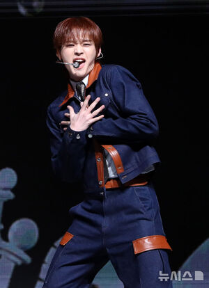 【フォト】リード曲「The Stranger」のステージを繰り広げるONF