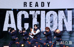 【フォト】リード曲「The Stranger」のステージを繰り広げるONF