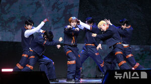 【フォト】リード曲「The Stranger」のステージを繰り広げるONF