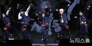 【フォト】リード曲「The Stranger」のステージを繰り広げるONF