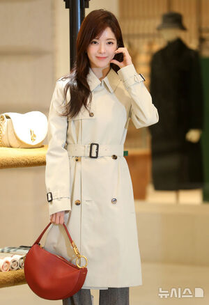 【フォト】ノ・ジョンイ、トレンチコートで完成させたビジュアル