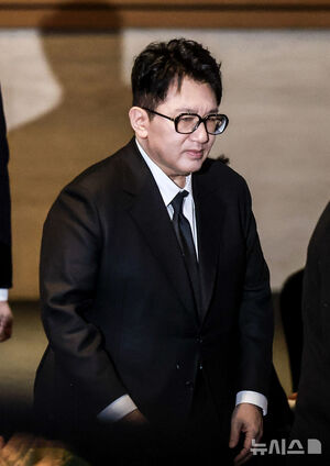 【フォト】韓国経済人協会の定期総会に出席するパン・シヒョクHYBE議長