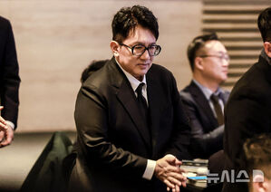 【フォト】韓国経済人協会の定期総会に出席するパン・シヒョクHYBE議長