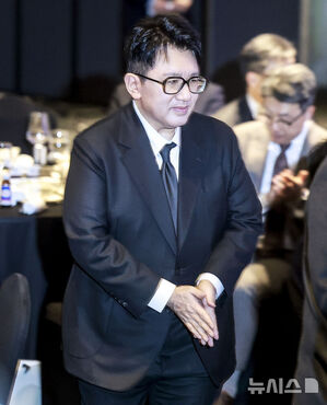 【フォト】韓国経済人協会の定期総会に出席するパン・シヒョクHYBE議長