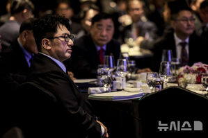 【フォト】韓国経済人協会の定期総会に出席するパン・シヒョクHYBE議長