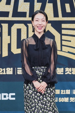 【フォト】シースルー＆ロングスカートで登場のキム・シンロク