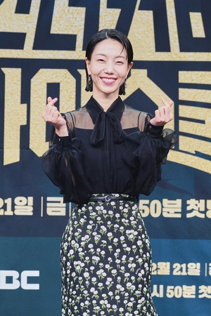 【フォト】シースルー＆ロングスカートで登場のキム・シンロク