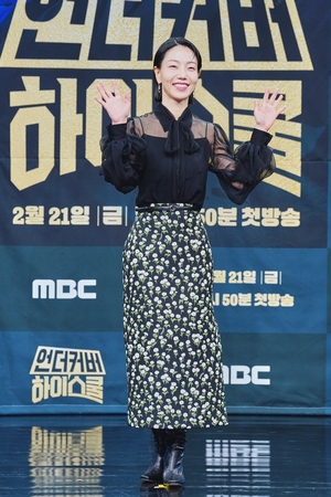 【フォト】シースルー＆ロングスカートで登場のキム・シンロク