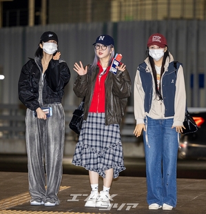 【フォト】カジュアルなフライトコーデのVIVIZ「WATERBOMBイベントに行ってきます」