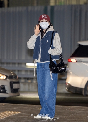 【フォト】カジュアルなフライトコーデのVIVIZ「WATERBOMBイベントに行ってきます」