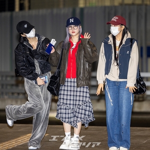 【フォト】カジュアルなフライトコーデのVIVIZ「WATERBOMBイベントに行ってきます」