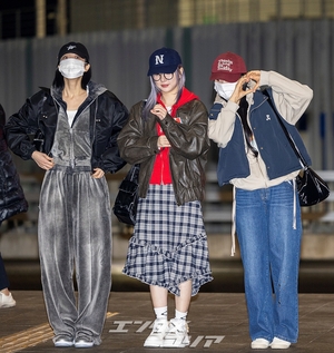 【フォト】カジュアルなフライトコーデのVIVIZ「WATERBOMBイベントに行ってきます」