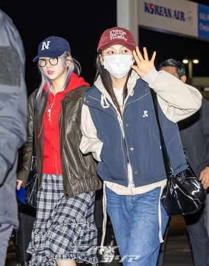 【フォト】カジュアルなフライトコーデのVIVIZ「WATERBOMBイベントに行ってきます」