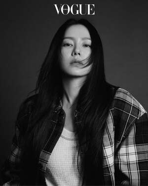 【フォト】上品なソン・イェジン、絵のような美しさで「VOGUE」表紙を飾る