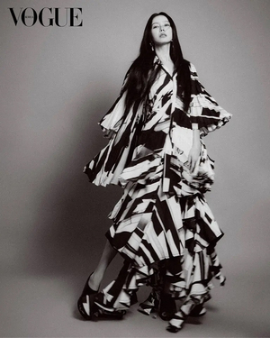 【フォト】上品なソン・イェジン、絵のような美しさで「VOGUE」表紙を飾る