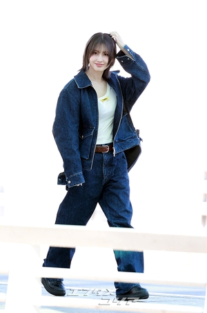 【フォト】TWICEモモ、デニムファッションの着こなしも完ぺき…「ミラノ行ってきます」
