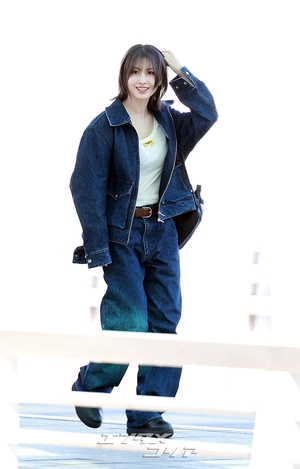 【フォト】TWICEモモ、デニムファッションの着こなしも完ぺき…「ミラノ行ってきます」