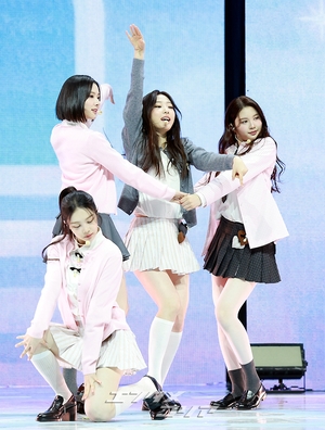 【フォト】Hearts2Hearts、ドキドキのデビュー曲のステージ