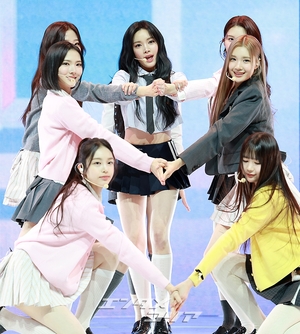 【フォト】Hearts2Hearts、ドキドキのデビュー曲のステージ