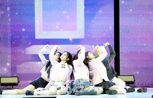 【フォト】Hearts2Hearts、ドキドキのデビュー曲のステージ