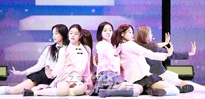 【フォト】Hearts2Hearts、ドキドキのデビュー曲のステージ