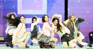 【フォト】Hearts2Hearts、ドキドキのデビュー曲のステージ