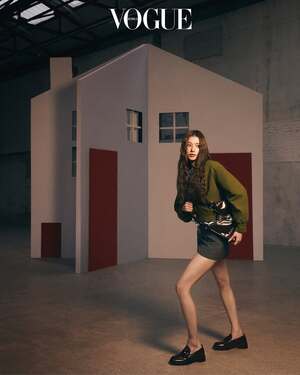 【フォト】TWICEサナ、「PRADA」を身にまとい幻想的なムード