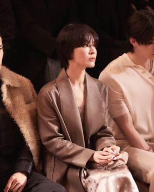 【フォト】ソン・ヘギョ、ロングコートを着たショートヘアの女神…ミラノを魅了