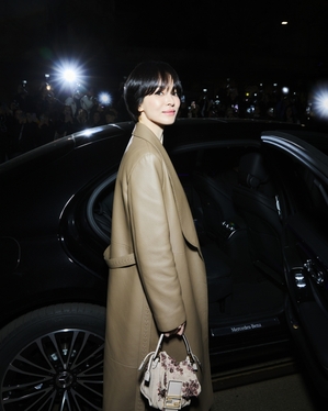 【フォト】ソン・ヘギョ、ロングコートを着たショートヘアの女神…ミラノを魅了