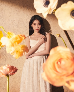 【フォト】IUが春のお出掛け、ロマンチックなモーメント