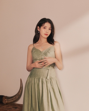 【フォト】IUが春のお出掛け、ロマンチックなモーメント