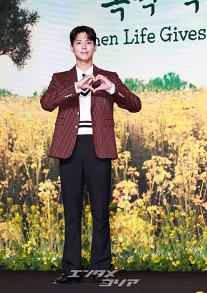 【フォト】彫刻ビジュアルのパク・ボゴム、キュートなハートのポーズ