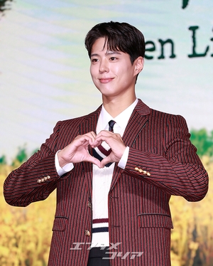 【フォト】彫刻ビジュアルのパク・ボゴム、キュートなハートのポーズ