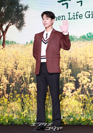 【フォト】彫刻ビジュアルのパク・ボゴム、キュートなハートのポーズ