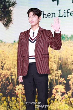 【フォト】彫刻ビジュアルのパク・ボゴム、キュートなハートのポーズ