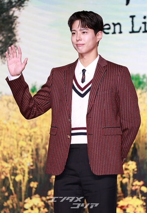 【フォト】彫刻ビジュアルのパク・ボゴム、キュートなハートのポーズ