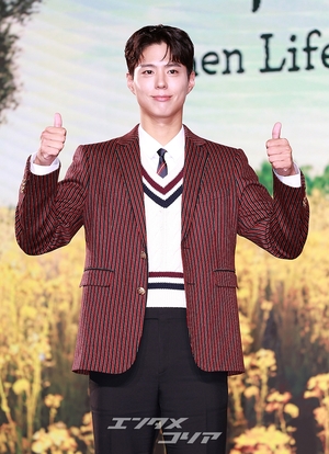 【フォト】彫刻ビジュアルのパク・ボゴム、キュートなハートのポーズ