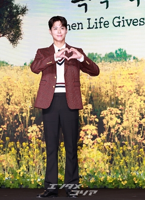 【フォト】彫刻ビジュアルのパク・ボゴム、キュートなハートのポーズ