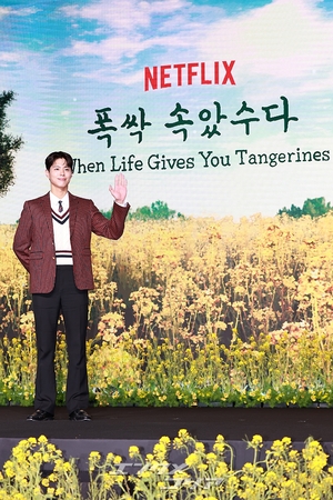 【フォト】彫刻ビジュアルのパク・ボゴム、キュートなハートのポーズ