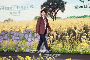 【フォト】彫刻ビジュアルのパク・ボゴム、キュートなハートのポーズ