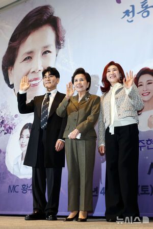 【フォト】「伝統歌謡トリビュート公演－脈を継ぐ」記者懇談会に出席したイ・ミジャ＆チョ・ハンジョ＆チュ・ヒョンミ