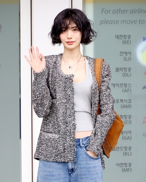 【フォト】ナナ「ISABEL MARANT」ショー出席のため出国…空港ファッションに注目