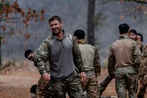 【フォト】軍服姿のクリス・ヘムズワース、見事な筋肉質ボディ…『リミットレス2』オフショット公開